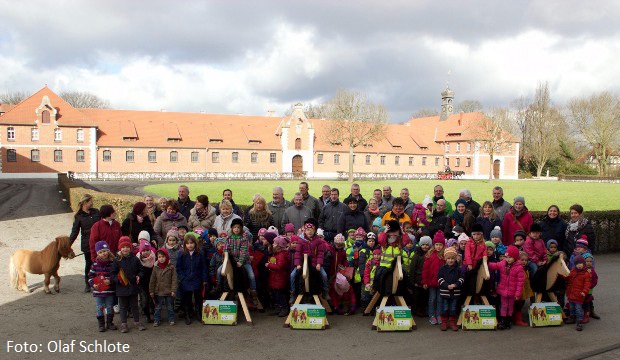 Pferde fuer unsere Kinder e.V. Holzpferdeübergabe in Celle 2016 Pferde fuer unsere Kinder e.V. Holzpferdeübergabe in Celle 2016