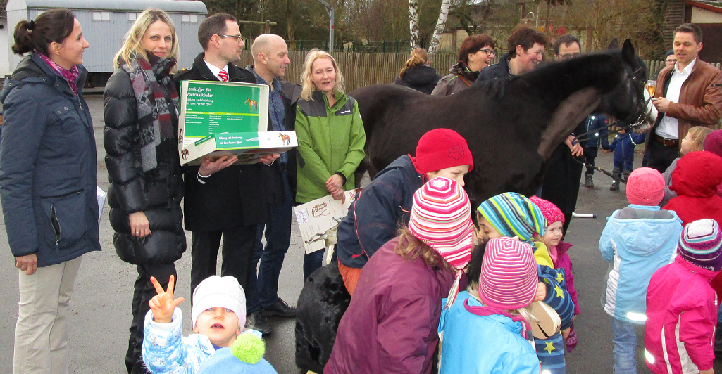 Holzpferdeübergabe mit Pony Eros in der Kita Das Nest in Kleinseelheim (Februar 2016)