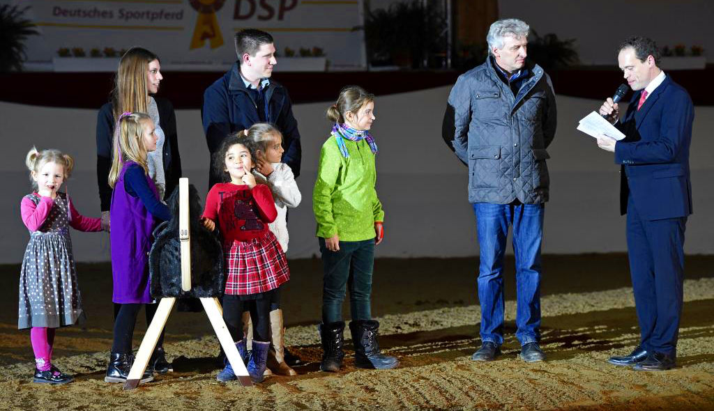 Holzpferdeaktion Pferde für unsere Kinder bei den Süddeutschen Hengsttagen 2016 Gala-Abend Holzpferdeübergabe bei Süddeutschen Hengsttagen 2016 an Münchener Kindertagesstätte - Pferde für unsere Kinder