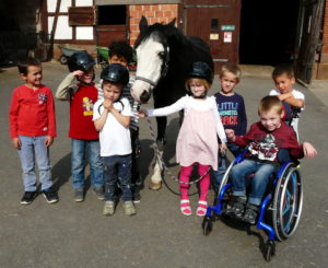 "Pferde für unsere Kinder e.V."-Projekttag in Kleinseelheim - Kita "Das Nest" besucht Pony eros auf dem Pferdehof Römer