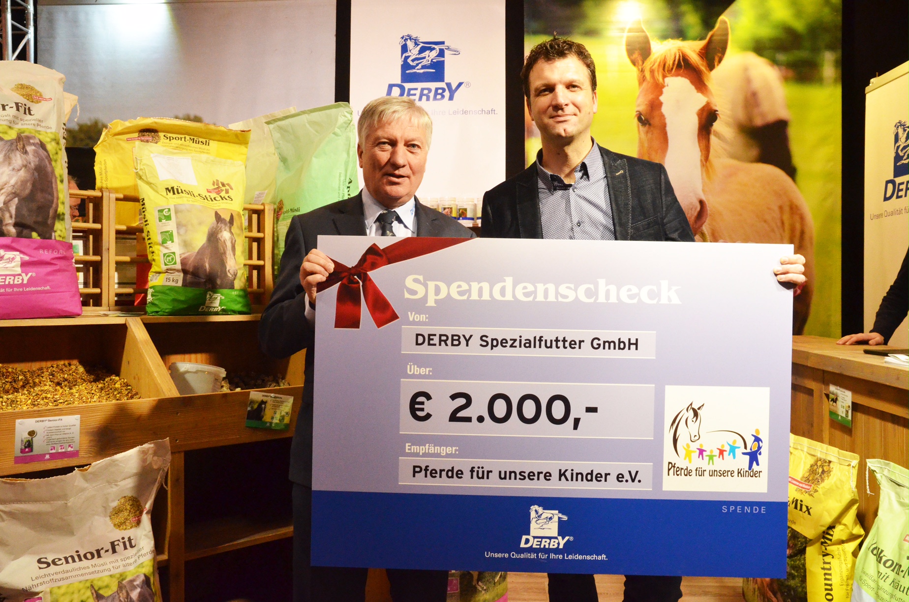 Dr. Hans-Peter Karp, Geschäftsführer der Derby Spezialfutter GmbH (li.), übergibt den Spendenscheck an Georg Ettwig vom Verein „Pferde für unsere Kinder e.V.“. Dr. Hans-Peter Karp, Geschäftsführer der Derby Spezialfutter GmbH (li.), übergibt den Spendenscheck an Georg Ettwig vom Verein „Pferde für unsere Kinder e.V.“.