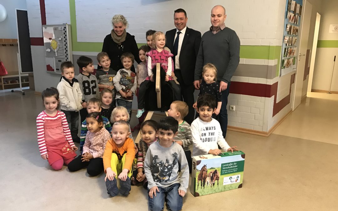 Bankhaus August Lenz fördert Hamburger Kitas mit „Pferde für unsere Kinder e.V.“-Holzpferden und Lernkoffern