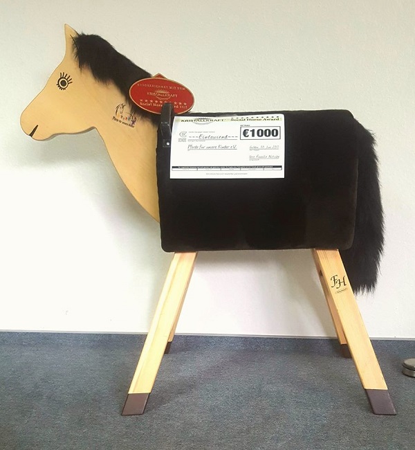 „Pferde für unsere Kinder e.V.“ erhält Kristallkraft Social Horse Award 2017 „Pferde für unsere Kinder e.V.“ erhält Kristallkraft Social Horse Award 2017