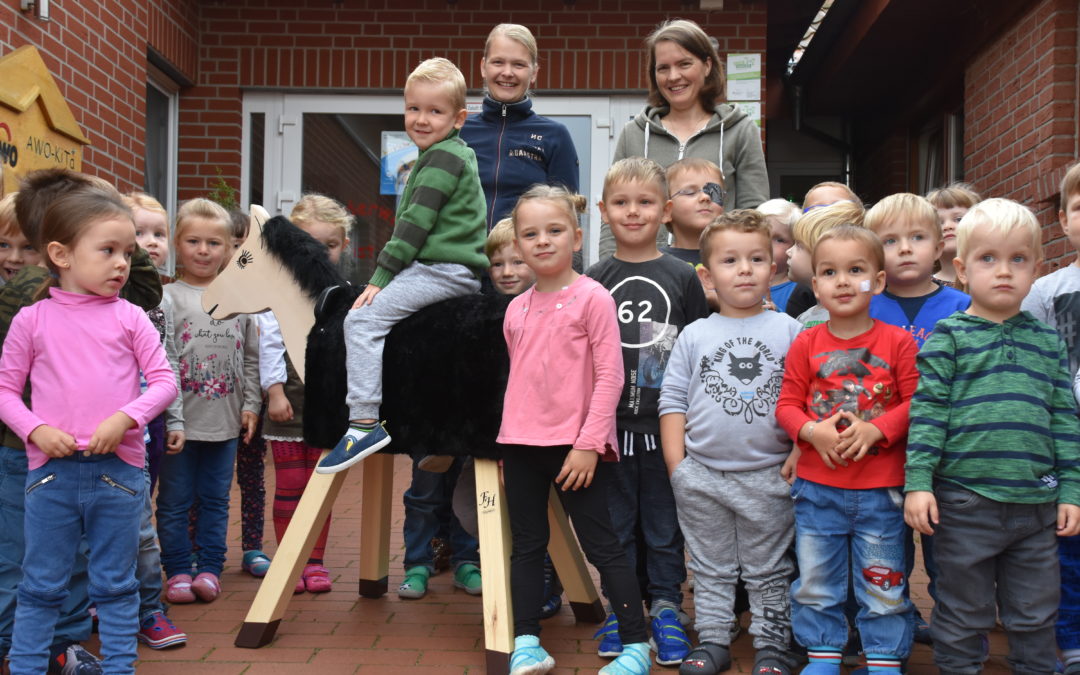 Ein Holzpferd bekommt ein neues Zuhause