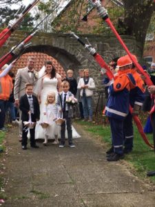 Hochzeitspaar spendet Kollekte an "Pferde für unsere Kinder e.V."