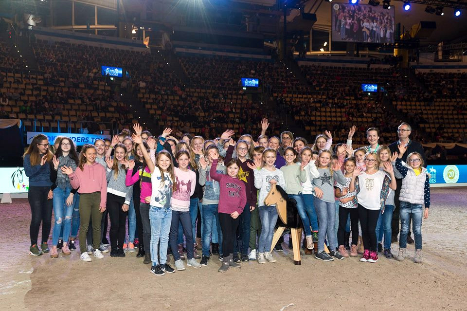"Pferde für unsere Kinder e.V."_Holzpferdeübergabe an die Reitergruppe Kimratshofen während der MUNICH INDOORS 2018 "Pferde für unsere Kinder e.V."_Holzpferdeübergabe an die Reitergruppe Kimratshofen während der MUNICH INDOORS 2018
