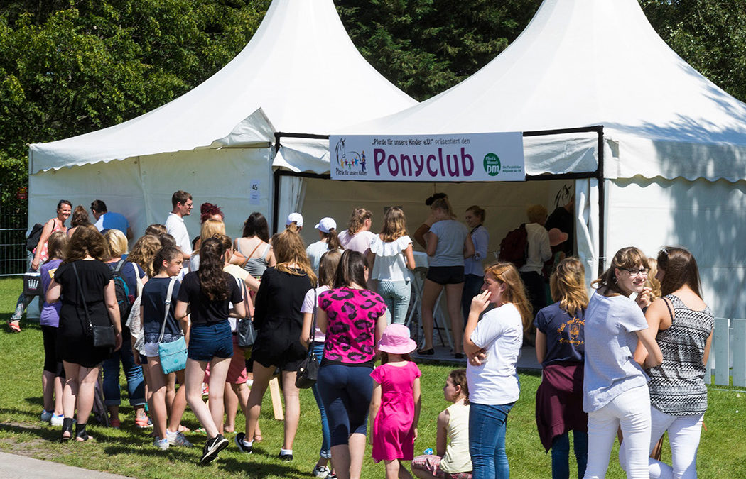 Ponyclub im Sommergarten