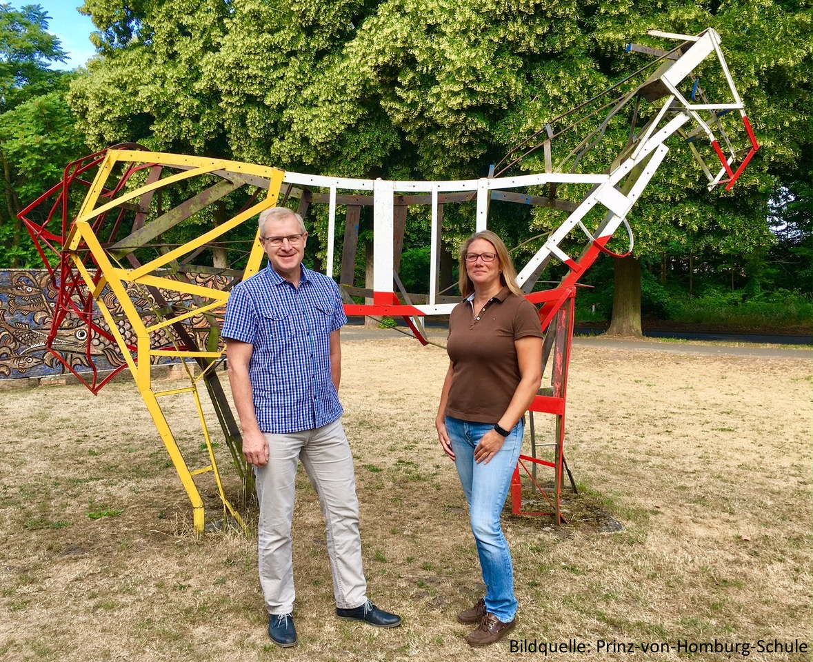 Ronald Roggelin (Schulleiter) und Caroline Popp (Reiten in der Schule) der Prinz-von-Homburg-Schule