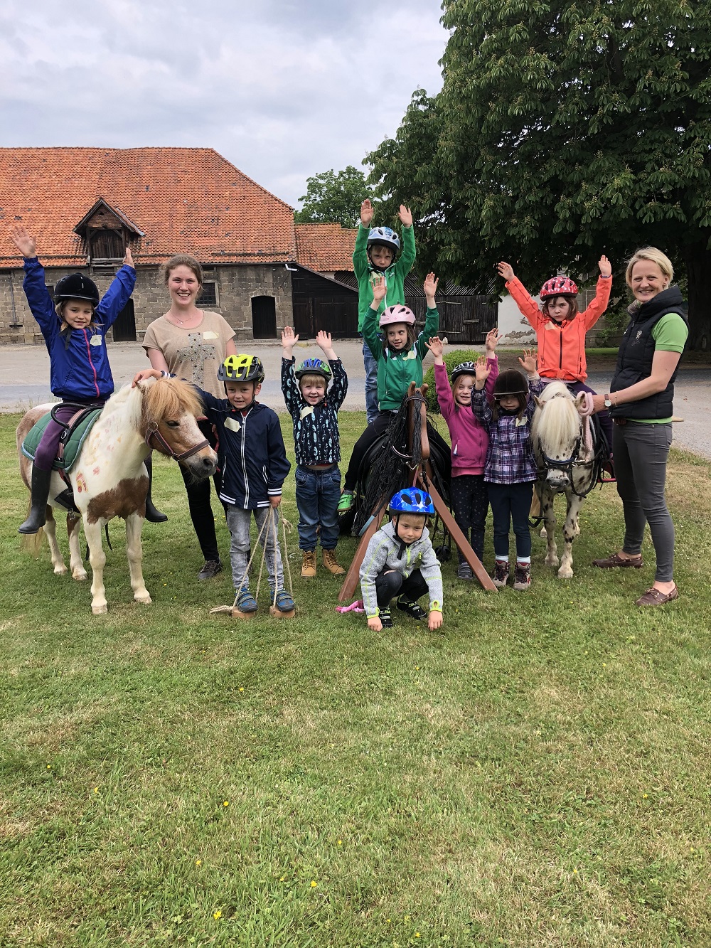 Gruppenbild: Kinder, Ponys, Holzpferd