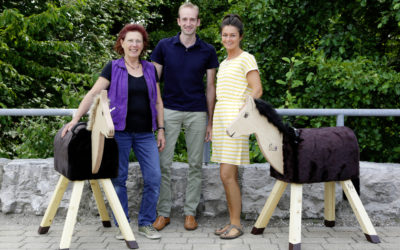 Die Albert Kerbl GmbH spendet Holzpferde an Kindergärten