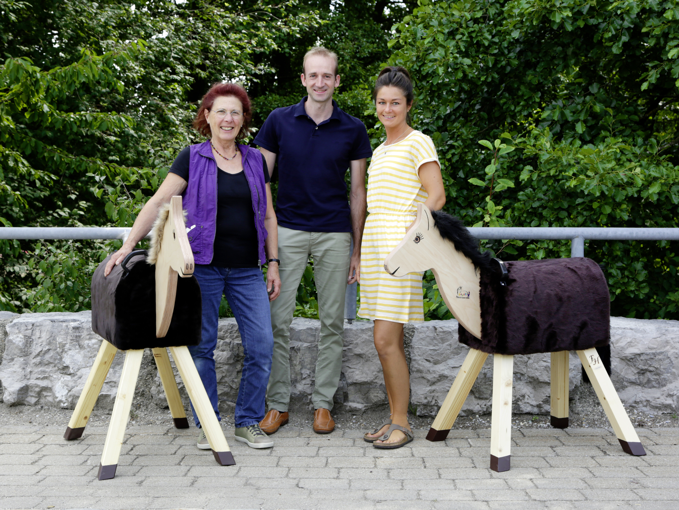 Ulli Kerbl von der Albert Kerbl GmbH aus Buchbach mit Mitarbeiterinnen der Kindergärten in Buchbach und Felizenzell bei der Übergabe der gespendeten Holzpferde - "Pferde für unsere Kinder e.V."-Projekt "10.000 Holzpferde für Kindergärten"