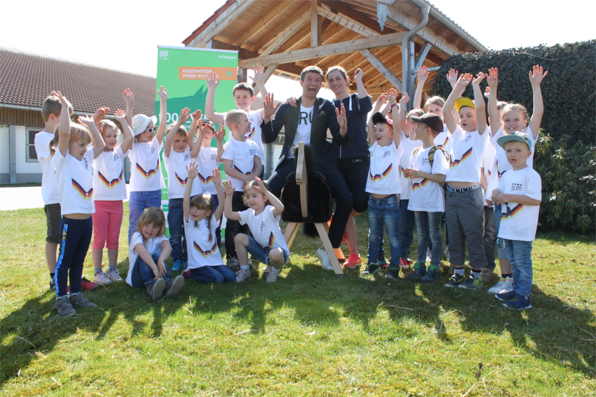 Thomas und Lisa Müller mit Kindern und Holzpferd - Auftakt 100 LWH Baden-Württemberg