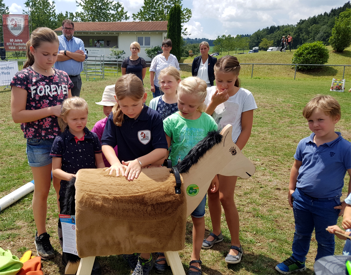 Kinder spielen mit dem Holzpferd bei der Holzpferdübergabe Schlensog 2018