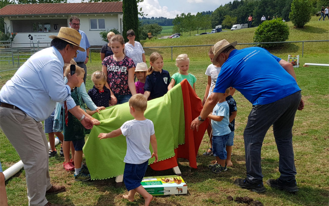 Holzpferdeübergabe bei der Fohlenschau des Pferdezuchtvereins Ravensburg