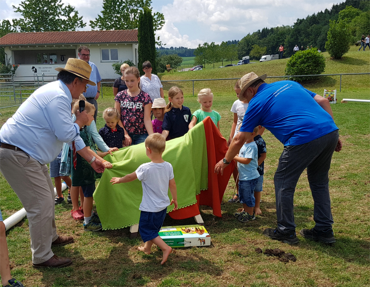 Kinder entdecken das Holzpferd bei der Holzpferdübergabe Schlensog 2018