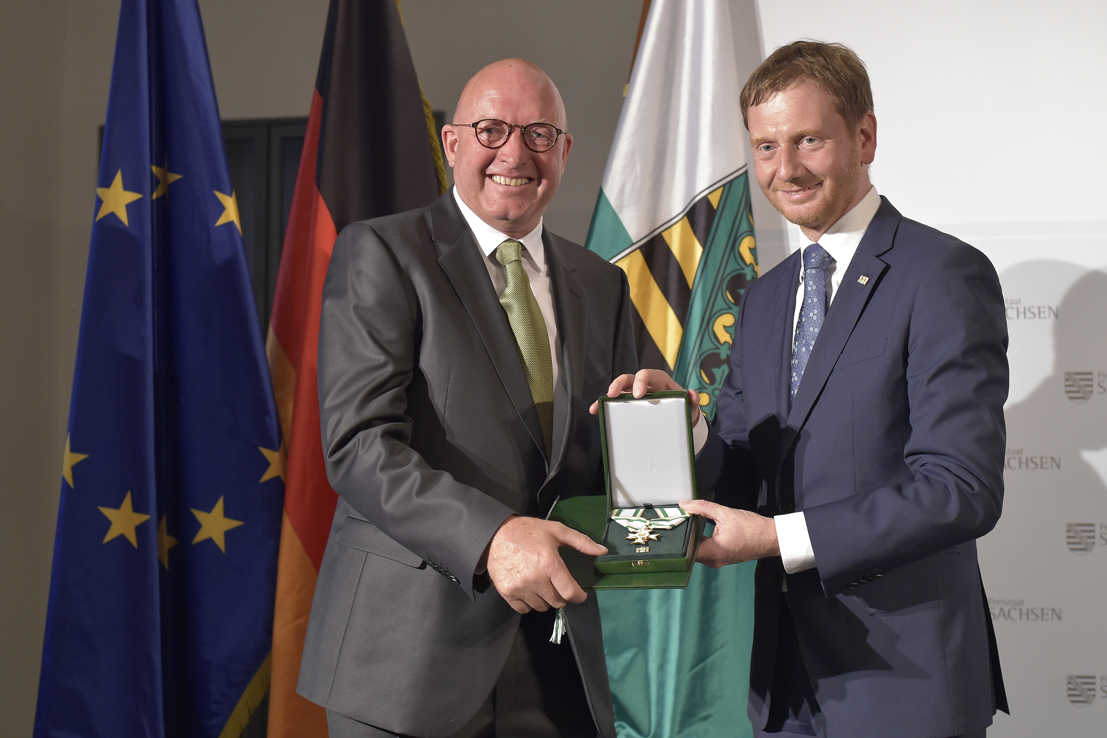 Ministerpräsident Michael Kretschmer überreicht Volker Wulff den Verdienstorden des Freistaates Sachsen.