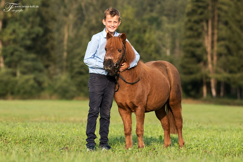 Lena & Linus, Kathrin Rheinl.-Mix, Bilder Larissa Kohl 2018 (4) - Junge hält Pony im Arm