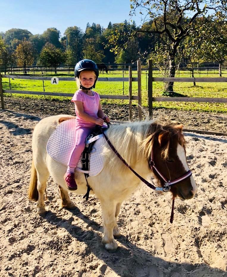 Mädchen reitet Pony ohne Sattel 