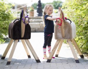 Pferde für unsere Kindere.V. Holzpferd, Kind und Holzpferde - c Thomas Hellmann