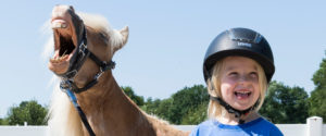 Kind und Pony freuen sich - Pferde für unsere Kinder e.V. - c Thomas Hellmann