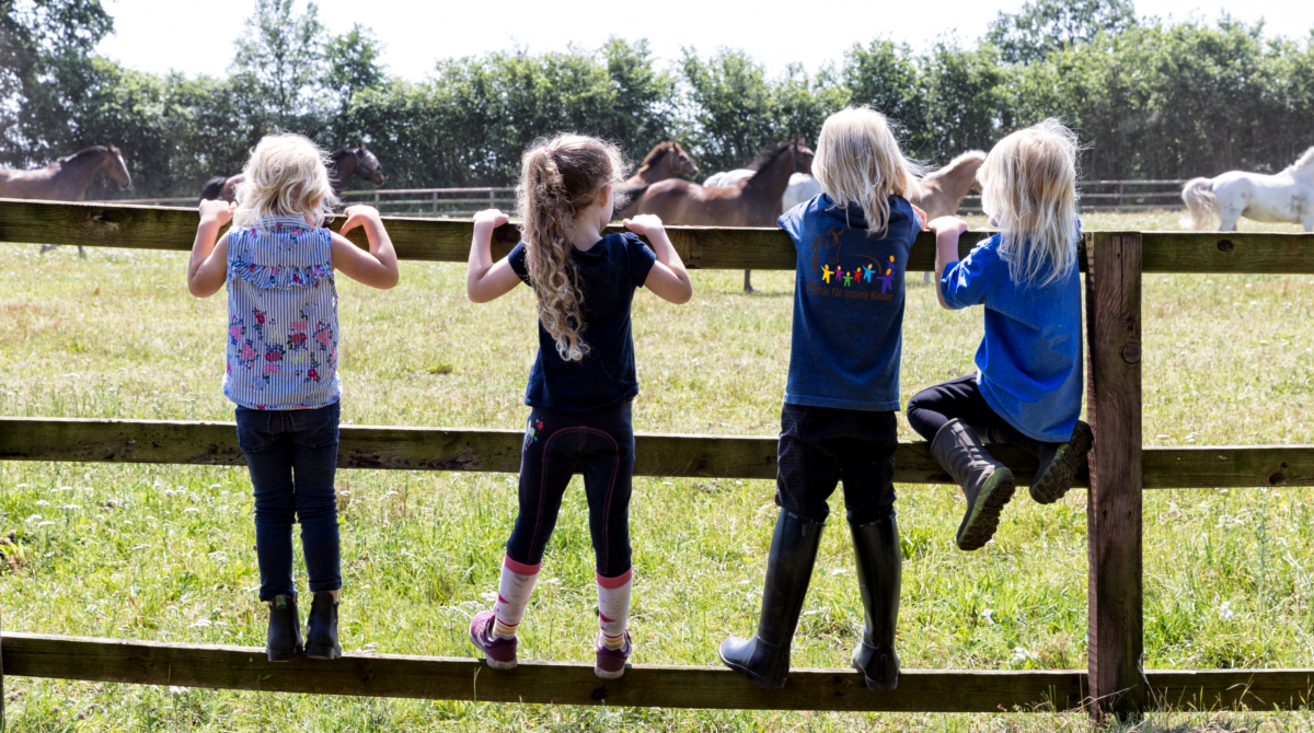 Kinder am Zaun - Pferde für unsere Kinder e.V. c Thomas Hellmann