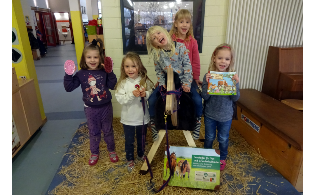 Drei Holzpferde für Kindergärten im Celler Land