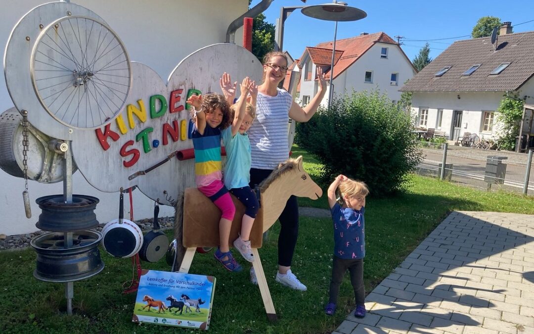 Holzpferd Nummer 10 geht an den Kindergarten St. Nikolaus in Bad Wurzach