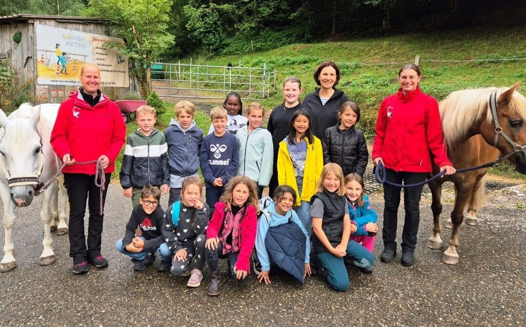Strahlende Kinderaugen beim Hippolini-Schulprojekt mit der Eulenklasse in Münstertal
